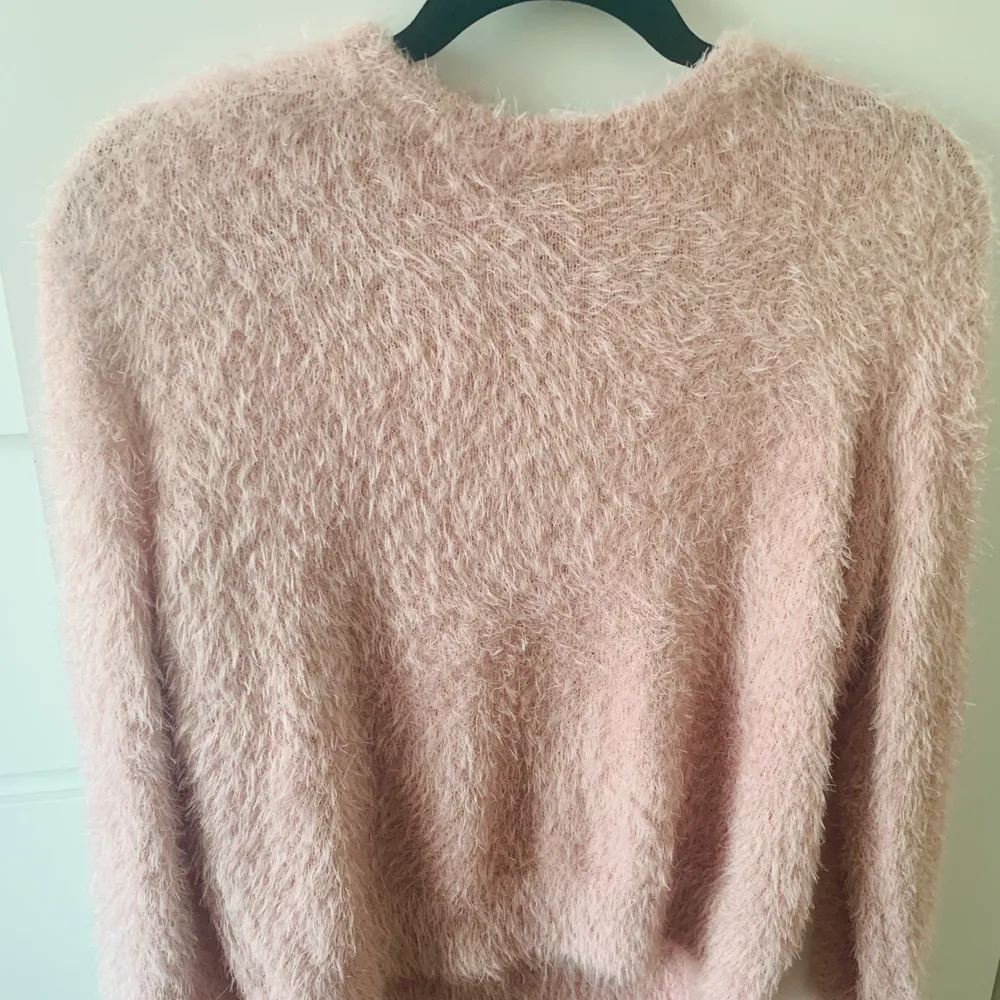 Rosa färg tröja från H&M, i bra skick då den inta har kommit till användningen mer än 2 ggr💖 priset kan diskutera vid en snabb affär 😀. Blusar.