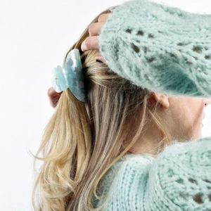 Köp blå hårklämma med stickers från vårt UF - Hej vi är Clix UF som säljer kvalitativa hårklämmor för ett bra pris med 6st valfria reflexklistemärken   varje klämma kostar 69kr och finns kvar i färgerna Blå, vit och grön💖! Här har ni den blåa klämman🤍 Vi finns även på Instagram under clixuf💖🥰!!