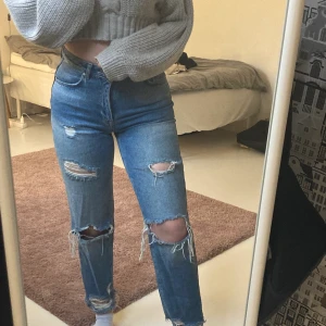 Slitna jeans - Slitna raka jeans som är för små för mig nu:) passar om man är 160 eller under💕