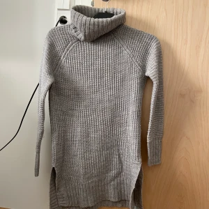 Polotröja, xs - Grå polotröja från Gina Tricot med slits, aldrig använd, storlek xs