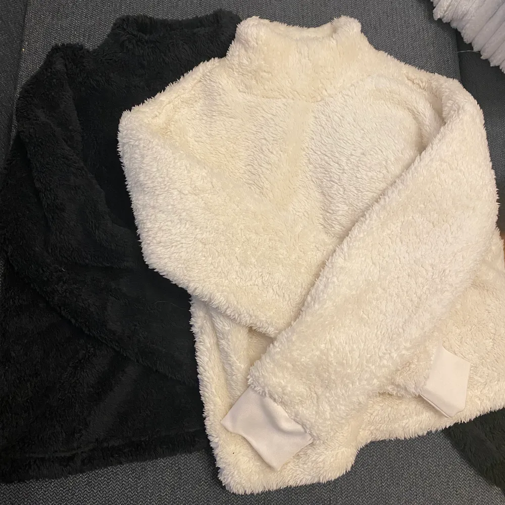 Varma och mysiga tröjor i svart och vit 50kr/st eller båda för 60kr. Tröjor & Koftor.