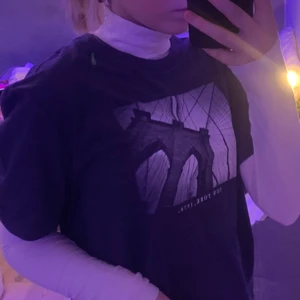 Grå oversized T-shirt - Grå oversized T-shirt från banan republik, köpt i USA men kmr aldrig t användning. Supercool att ha med en tröja under. Vid intresse skriv t mig💕💕💕