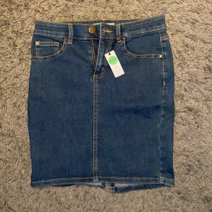 Från Cubus storlek S - Fins en liten slits längst ner, aldrig använd och är i storlek S. 