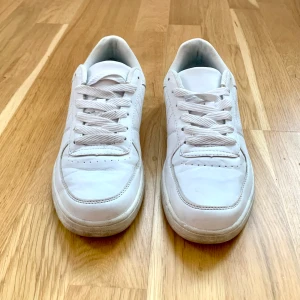 Vita sneakers/ använda en gång/ storlek 40 - Vita sneakers i syntetmaterial. Använda en gång. Säljes då de bara blivit ståendes i garderoben. Storlek 40. Kan postas! 