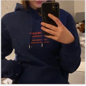 Skitsnygg hoodie med tryck!! Bra kvalite och använd 1 gång - Jättecool hoodie med tryck, kommer dock inte till användning av mig. Storlek XS i herr men sitter som en M på mig. Nypris 400kr