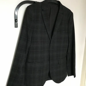 Kavaj - Svart- grå rutig kavaj✨ Använd sparsamt och enbart två gånger. Köpt på herravdelning men skulle säga att det är en M-L i damstorlekar✨ pris kan självklart diskuteras vid snabba affärer🥰