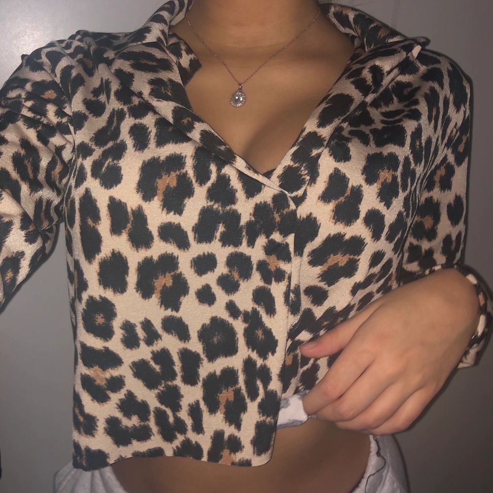 Super fin leopard tröja, säljs för jag aldrig har på mig den, i storlek S💕🐆. Tröjor & Koftor.