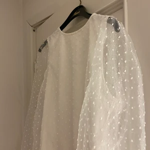 Vit blus🤍 - Vit blus med see through ärmar med prickar🤍 Nästan oanvänd