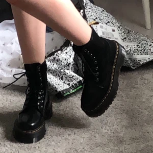 Dr. Martens Jadon - Säljer mina favoritskor då dom är försmå. Använd ett fåtal gånger utomhus men i fint skick! Storlek 37. Byter dom gärna mot ett par likadana skor i storlek 38/39 annars säljer jag dom för 1700kr (nypris: 2295kr). Kan mötas i Borlänge annars står köparen för frakt 💕 SÄLJER FÖR 1500kr VID SNABB AFFÄR