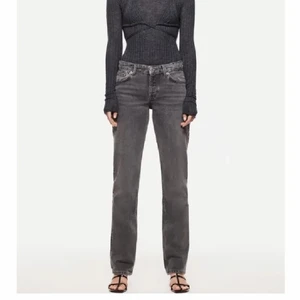 Lågmidjade Zara Jeans - säljer dessa lågmidjade grå jeans från zara i storlek 34 då de var för små för mig. aldrig anvönda och har lappen kvar. går ej att köpa längre. de har skitsnygg passform och är långa i benen. köpare står för frakt.❗️söker de i storlek 36 så om du säljer de så skriv gärna till mig❗️💕💕