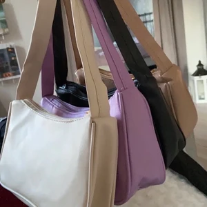 Shoulderbag - Hej! Har kvar dessa väskor som jag säljer för 105 kr styck 💕 Hör av er!! De är i toppskick! Den svarta och vita är såååå snygga nu till vintern