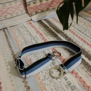 Resår bälte  - Säljer nu mitt fina resår bälte jag köpte på secondhand, det är i fint skick och livar upp alla outfits! Skriv om du har frågor😉