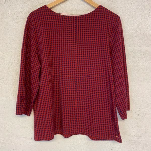 Rutig tröja - En röd/blå tröja i hundtandsmönster. Trekvartslånga ärmar och i mycket fint skick. Storlek L för 80kr, köparen står för frakt.