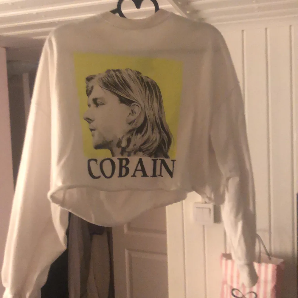 sweatshirt i kortare modell med Curt Cobain tryck. Hoodies.