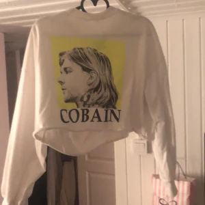 Sweatshirt från bershka  - sweatshirt i kortare modell med Curt Cobain tryck