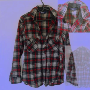 Vintage woolrich jacka - Cool rutig vintage yllejacka från Woolrich! Säljer för att jag inte använder längre! Snygg att ha under väst eller för sig själv både inne och utomhus. Storlek M men passar storlek S också! Varm och gosig⭐️(köparen står för frakt)