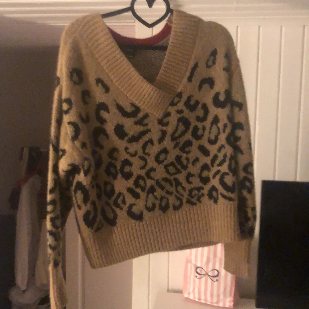 Stickad leopard tröja från en affär i Gdansk, använd en gång. Stickat.