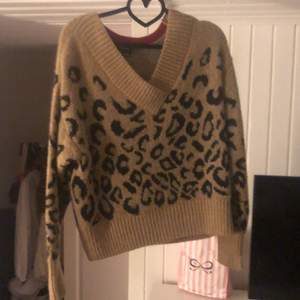 Stickad leopard tröja från en affär i Gdansk, använd en gång
