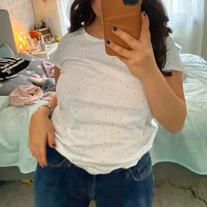 t shirt - jätte skön tröja som är skit snygg och bekväm💕💕köpte för längesedan, den passar till allt❤️❤️