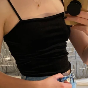 Linne i sammet, Gina Tricot stl XS - Ett svart ”Gina-linne” i sammet (se sista bilden) i storlek XS. Jag säljer det då det är för litet, det är i fint skick då det inte har kommit till så mycket användning. Skriv privat om du är intresserad, frakt ingår i priset, betalning via swish. ❤️