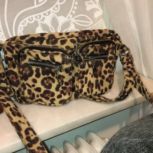 Noella väska - En leopard noella väska. Stl mellan. Nypris: 795 säljer för 363 + frakt