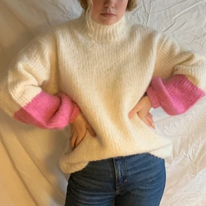 Stickad Tröja - Super fin stickad tröja från samsøe & samsøe💖💖 köpt på arkiv i Köpenhamn! Stl XS men är väldigt oversized, passar  även L beroende på önskad passform 💖 Är i jätte bra skick!(köparen står för frakt, kan även mötas upp i Gbg) <3