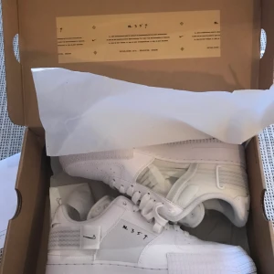 Nike AF1-TYPE white helt nya - Storlek 9.5, 43. Oanvända. Oskadd kartong. Kvitto finns. Köpta på Footish i juni 2020. Kostade mer än vad de säljs för. Kan skicka fler bilder.