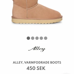 VINTERKLÄDER!!  - Två par uggs i rosa och beige i stl 40 nypris 450 kr/par, varm o skön vit vinter jacka med hög krage o muddar i armar o midja med svart dragkedja stl S 350 kr ny. BUDA+frakt 😊egna bilder skickas vid intresse. Allt i ny skick då det knappt är använt. 