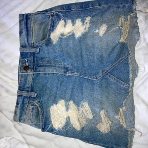 Skitsnygg jeanskjol - Jeanskjol från hollister med slitningar. Nypris 499kr