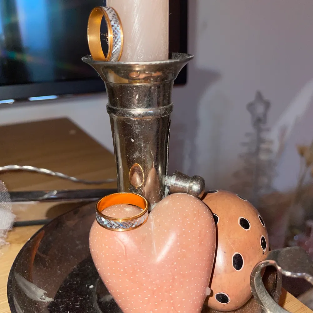 Dessa små ringar är kopparfärgade med ett diamantliknade mönster på utsidan. Helt oanvända och bra kvalitet! Köp båda för 65 eller en för 38 :) storlek 16, passar på mindre fingrar. . Asusteet.
