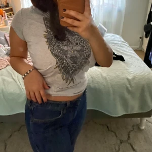 t shirt - skit cool, skit skön å bekväm tröja som jag aldrig använt. köpte den för längesedan på en secondhand. den passar även till allt. säljer den nu för använder int✨✨✨