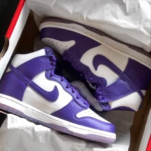 Nike dunk high Varsity Purple  - 💜Skick: 10/10 aldrig använda, DS!              Size: 35.5                                                      Köp nu pris: 1800kr eller buda från 1600kr💜