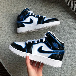 Custom jordans med blåa detaljer. 🪐 - Svarta custom jordans 1 med blåa detaljer. Går att köpa på min instagram, Stainscustoms. 💙💙