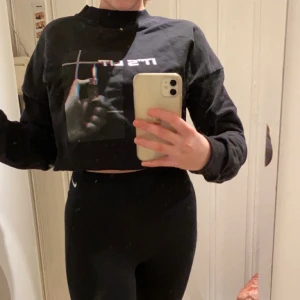 NA-KD, svart sweatshirt med tryck strl (XS)  - Svart sweatshirt med tryck, använd ett fåtal gånger.              Tröjan är i strl (XS) men passar även en strl (S)                       Jag säljer plagget pågrund av att jag har förkortöverkropp och behöver vika in den samt att det inte är min stil.❤️