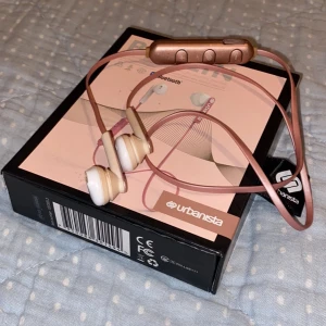Urbanista trådlösa in-ear hörlurar - Trådlösa in ear hörlurar i rose gold
