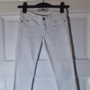 Hollister byxor W25 L31 - Vita byxor från Hollister i använt skick. Har inga skador eller märkbara anmärkningar. Skinny jeans som sitter lågt i midjan. Storleken är W25 L31, Innersömmens mått 73cm och höftens mått 34cm. Köptes in av min sambo på en köp och sälj sida men de sitter en aningen för tight på mig så därav säljer jag de vidare. 😜
