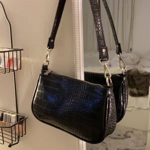 handväska - en handväska från ginatricot som inte kommer till användning, använd fåtal gånger och är i nyskick, finns 2 innerfack (en med dragkedja) och har ett avtagbar axelband (nypris 300kr)  om de e många som är intresserade blir de budgivning