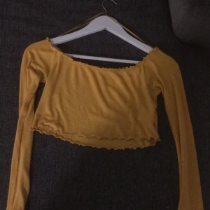 Offshoulder - Fin offshoulder magtröja från bikbok knappast använd