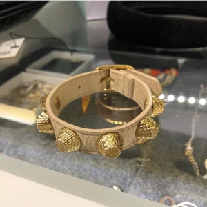 Balenciaga armband - Säljer nu mitt finaste Balenciaga armband i färgen creme 🙏🏼 Självklart ingår box, dustbag och så vidare. 1500kr eller högsta bud!🤍