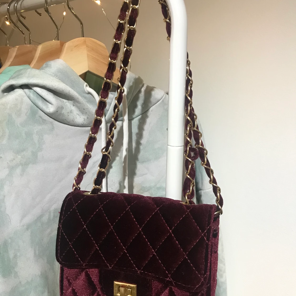 Äxelväska i sammet