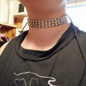 Snyggaste chokerhalsbandet - Med knytning så det passar alla, följsamt och bekvämt. I nyskick. Frakt tillkommer på 11:- jag samfraktar gärna!