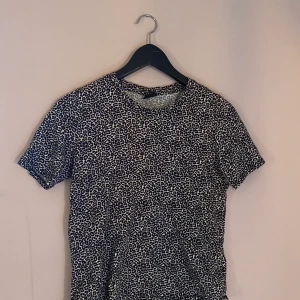 Leopard t-shirt S - jätte fin leopard t-shirt i storlek S, hyfsat liten i storlek.                               🤎🖤🤎