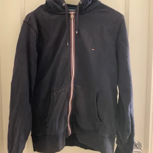 Tommy Hilfiger - En tommy hilfiger kofta som knappt är använd. Den är i väldigt fint skick. Nypris 1000:- 