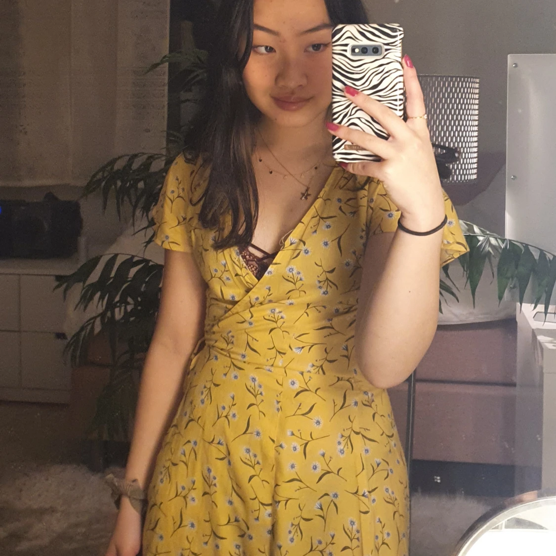 Gul blommig sommarklänning 