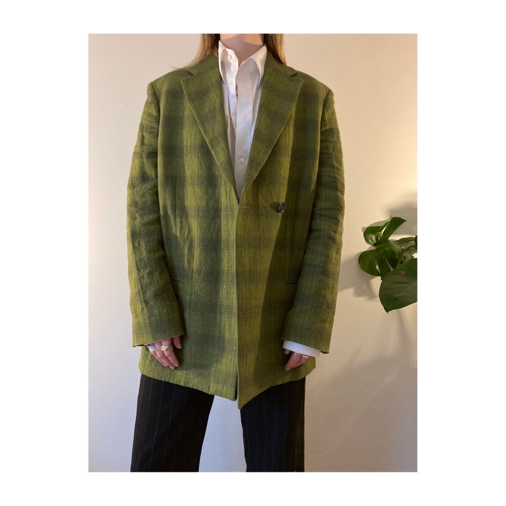Acne Studios oversized green check blazer. Original prize 7200kr, purchased for 4000kr and only worn once (still have tags). Super cool and unique piece for your wardrobe. Size 36 but fits oversized. Model size 36 and 175cm.. Kostymer.