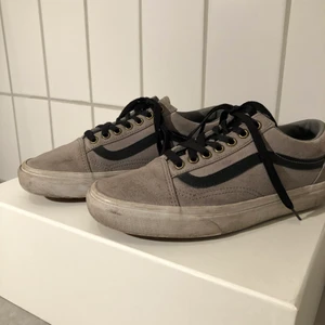 Vans sneakers - Grå svarta vans i storlek 38,5. Nypris: ca 600kr Säljes för 150kr. Välanvända med slitningar. (Se bild) ⚡️