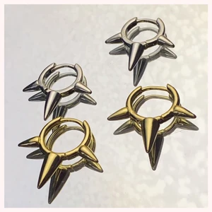 SPIKESÖRHÄNGEN - Efterlängtade spikesörhängen 🙌🏼💕  Passar till allt och är den perfekta julklappen! Pris är 95kr inklusive frakt!  Finns bara ett begränsat antal, skicka ett meddelande för att beställa 🤛🏼