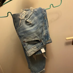 Boyfriendjeans  - Säljer dessa då jag ej använder jeans med hål längre utöver det så är skicket bra o de är högmidjade. 