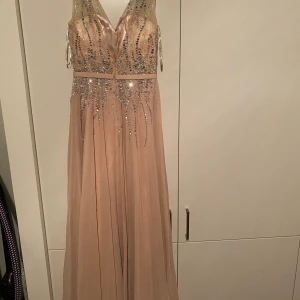 Långklänning  - Långklänning från dressroom använd 1 gång strl 4 (SMALL)  2500kr 