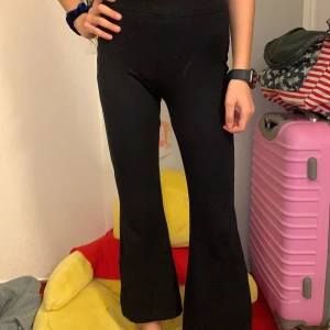 Utsvängda byxor 📌PAKETPRIS📌 - 2 par utsvängda byxor i ett skönt matrial. 1 säljs för 25kr och 2 st för 50kr. (Pris kan diskuteras)